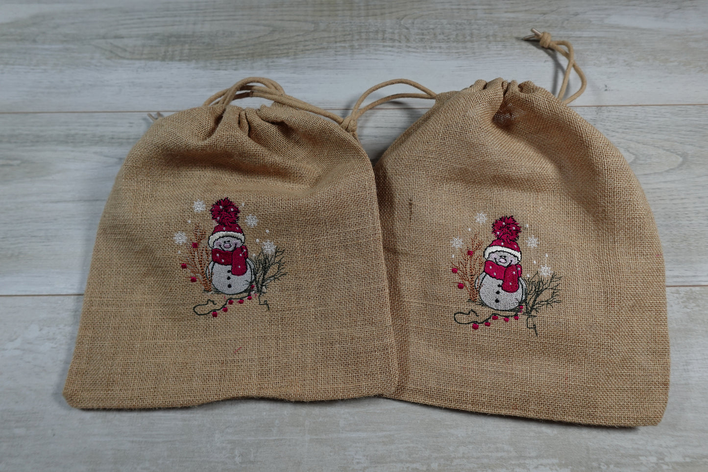 LittMoo Weihnachtsdeko Jutebeutel mit tollem Schneemann aufgestickt