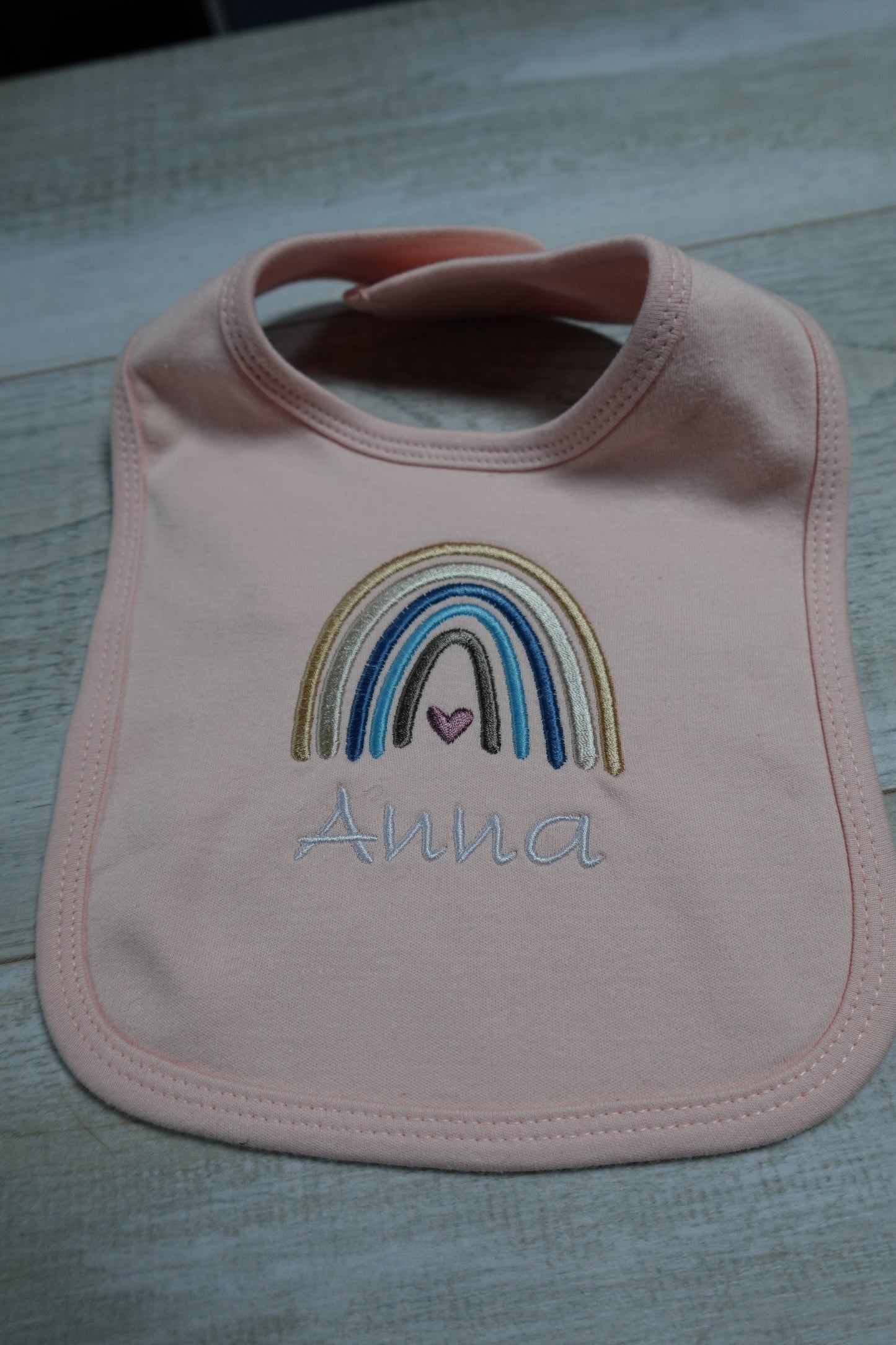Lätzchen mit Regenbogenstickerei und Namen!