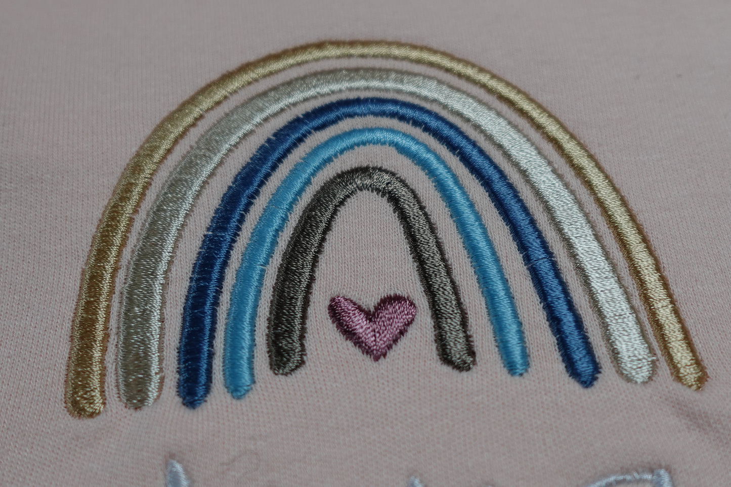 Lätzchen mit Regenbogenstickerei und Namen!