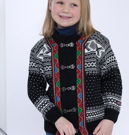 Norwegischer Kinderpullover aus 100% Kammgarnwolle mit Zinnhaken.