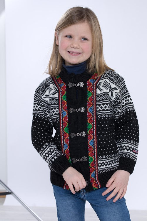 Norwegischer Kinderpullover aus 100% Kammgarnwolle mit Zinnhaken.
