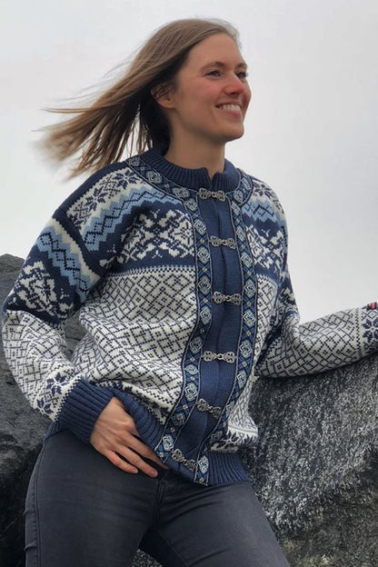 Norwegische Strickjacke im klassischen Muster aus 100 % Kammgarn