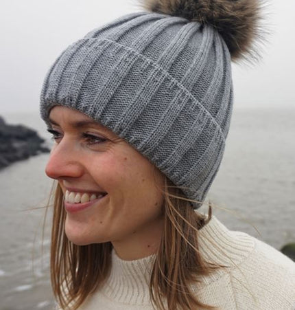 9 Farben! Strickmütze ANDREA hellgrau mit Bommel aus finnischem Waschbärfell.