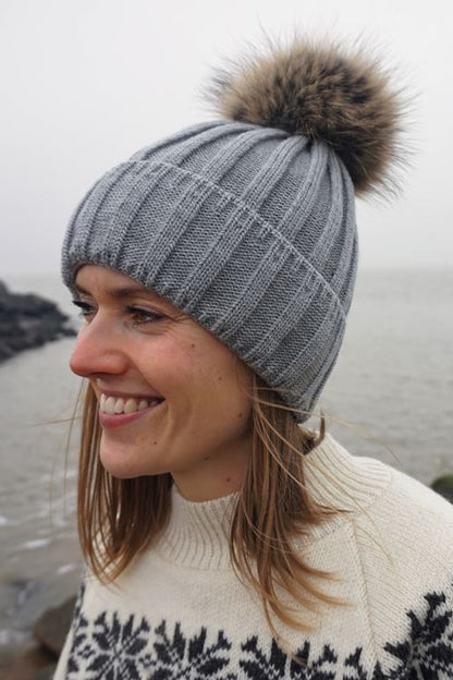 9 Farben! Strickmütze ANDREA hellgrau mit Bommel aus finnischem Waschbärfell.