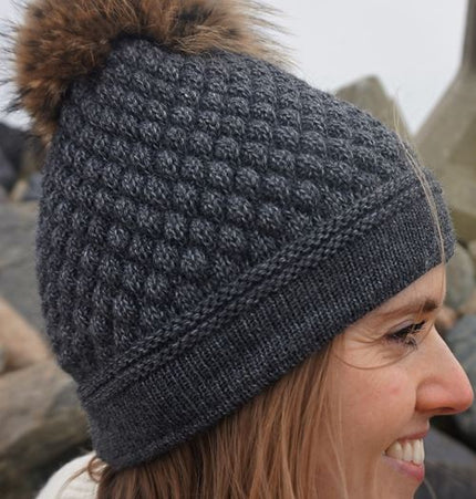Strickmütze DARIA koks mit Bommel von einem finnischen Waschbären.