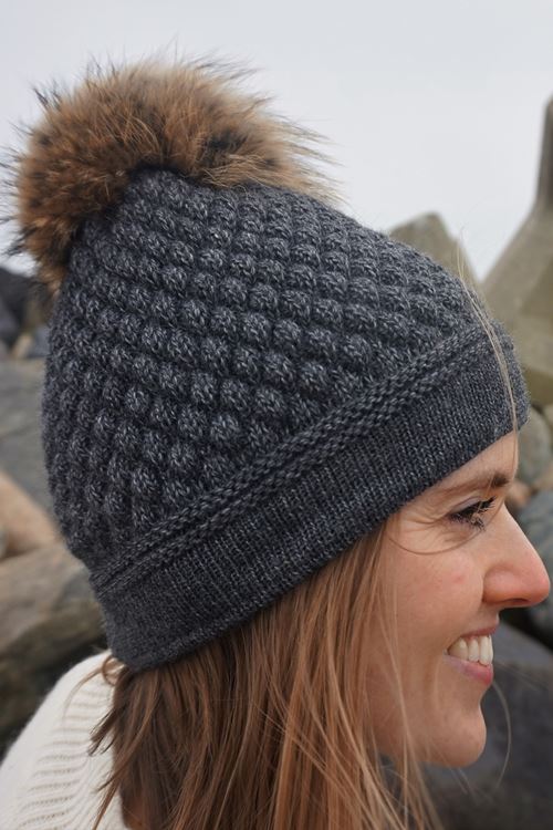 Strickmütze DARIA koks mit Bommel von einem finnischen Waschbären.