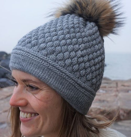 Strickmütze DARIA koks mit Bommel von einem finnischen Waschbären.