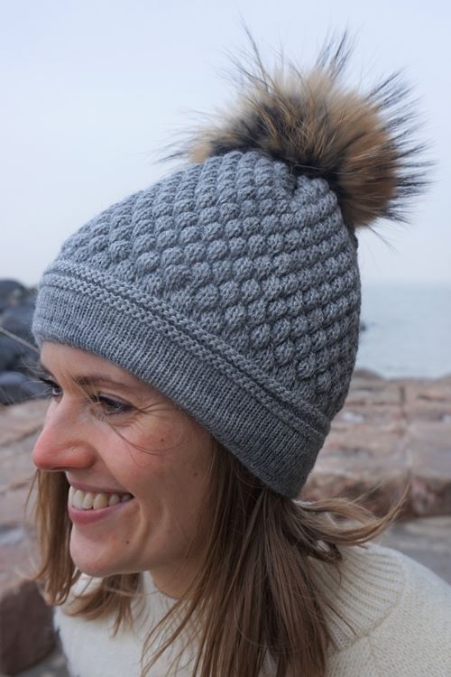 Strickmütze DARIA koks mit Bommel von einem finnischen Waschbären.