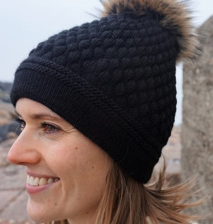 Strickmütze MARIKA Cola mit finnischem Waschbärbommel.