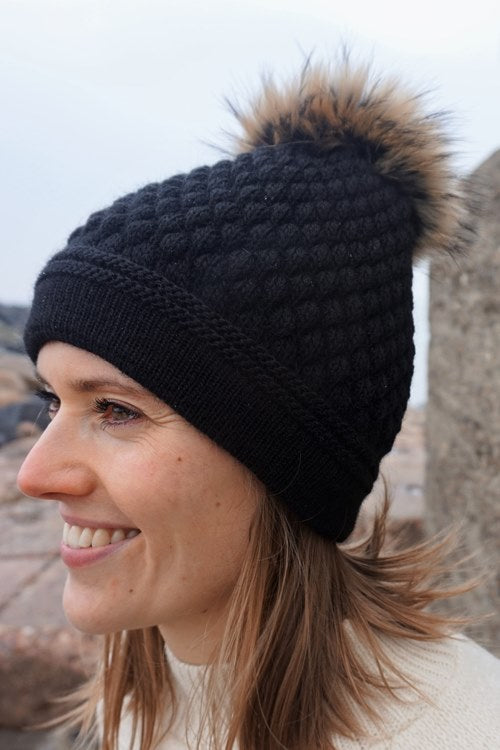 Strickmütze MARIKA Cola mit finnischem Waschbärbommel.