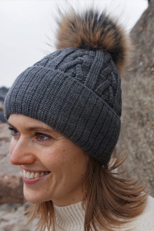 Strickmütze MARIKA Cola mit finnischem Waschbärbommel.