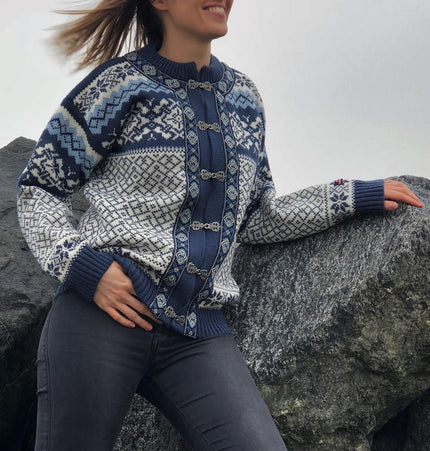 Norwegische Strickjacke im klassischen Muster aus 100 % Kammgarn