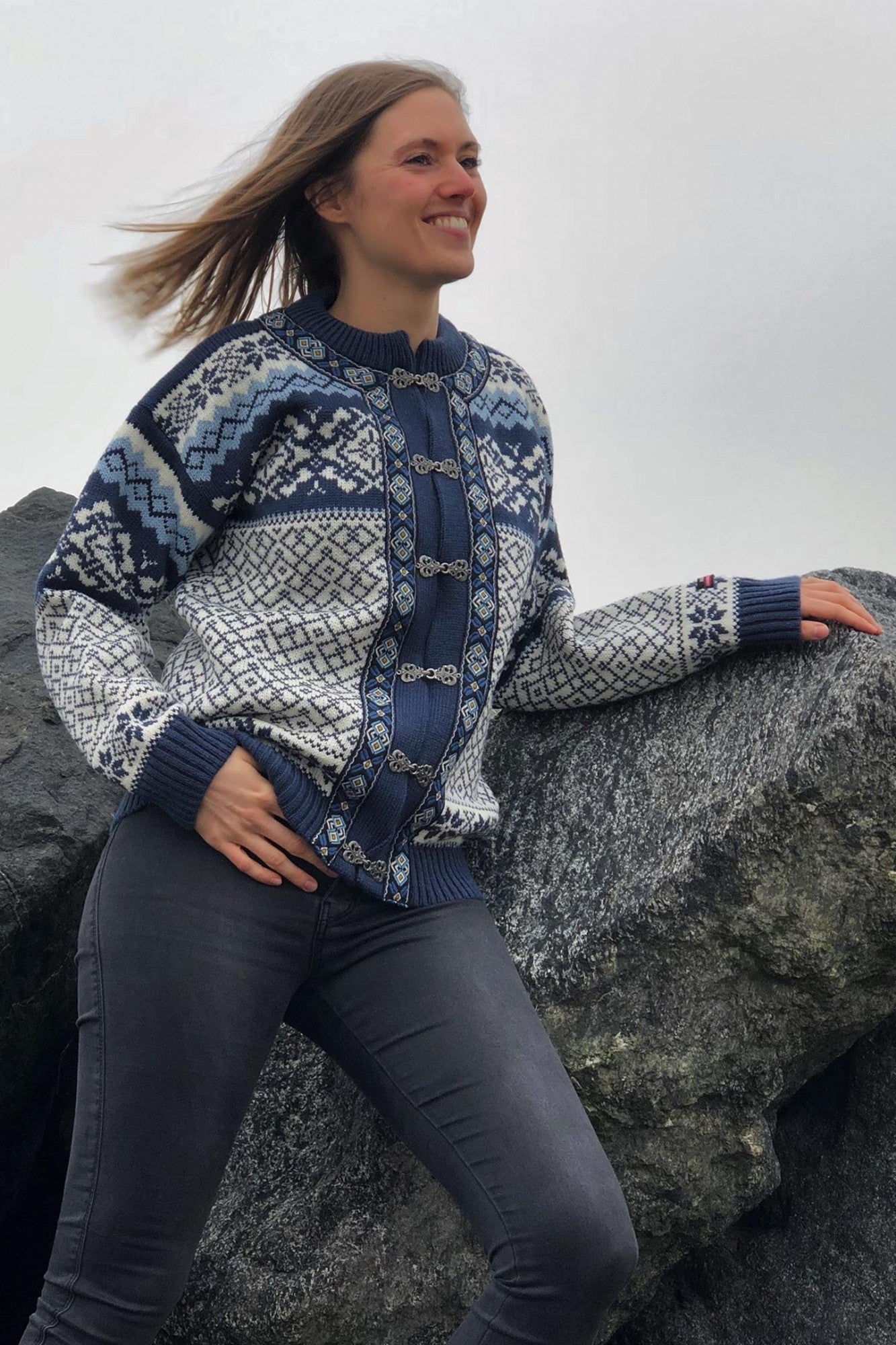 Norwegische Strickjacke im klassischen Muster aus 100 % Kammgarn