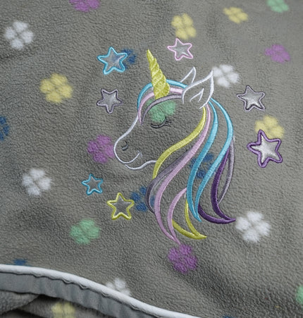 Einhorn auf einer Pferdedecke gestickt