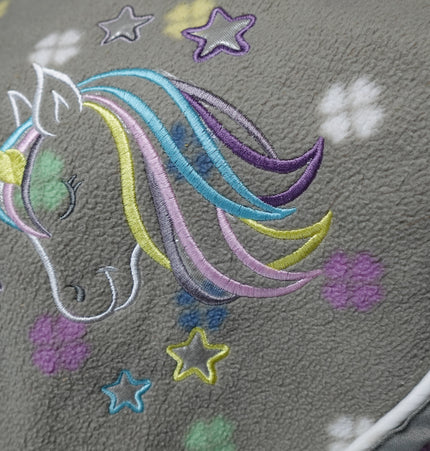 Einhorn auf einer Pferdedecke gestickt