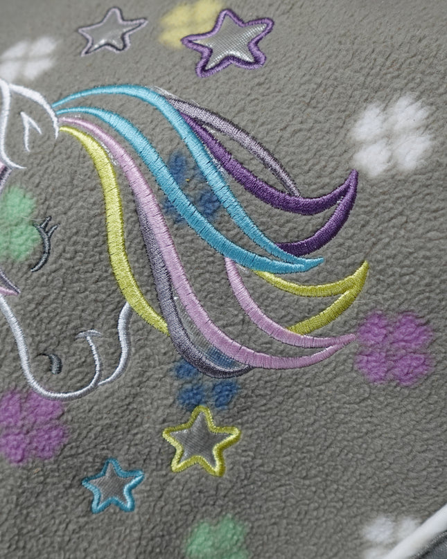 Einhorn auf einer Pferdedecke gestickt