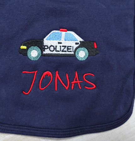 Lätzchen mit einem von uns gestickten Polizeiauto und Namen des Kindes
