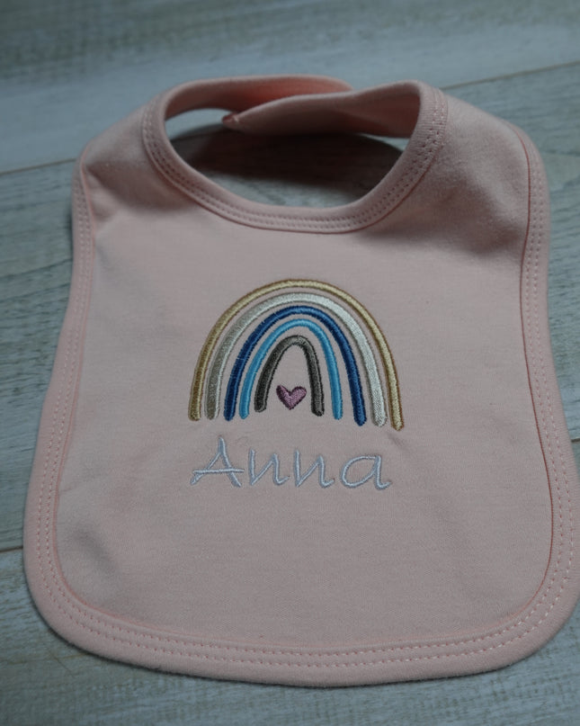 Lätzchen mit Regenbogenstickerei und Namen!