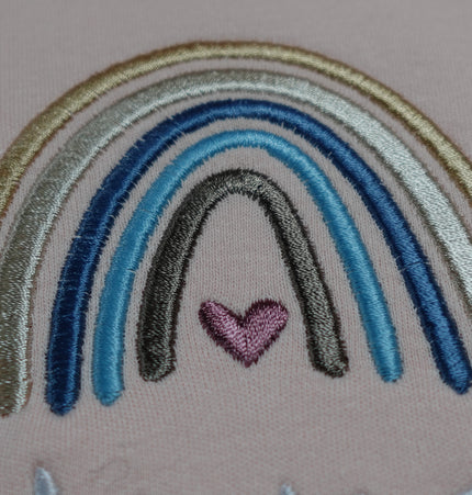 Lätzchen mit Regenbogenstickerei und Namen!