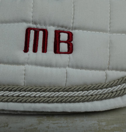 Monogramme auf Decken ode Schabracken sticken