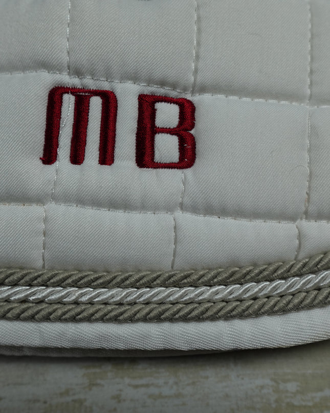 Monogramme auf Decken ode Schabracken sticken