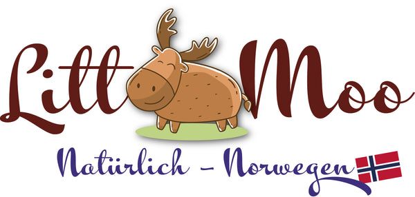 Unser schönes Logo! Ein brauner kindlich gezeichneter lächelnder Elch steht auf einer grünen runden Grasfläche. Der Hintergrund ist weiß. Von links nach rechts ist der Name Littmoo geschrieben. Unterhalb des Elches steht: Natürlich - Norwegen. Hinter dem Wort Norwegen ist eine Fahne von Norwegen integriert.