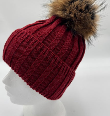 9 Farben! Strickmütze ANDREA hellgrau mit Bommel aus finnischem Waschbärfell.