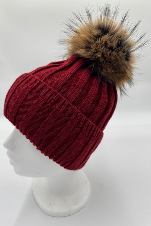 9 Farben! Strickmütze ANDREA hellgrau mit Bommel aus finnischem Waschbärfell.