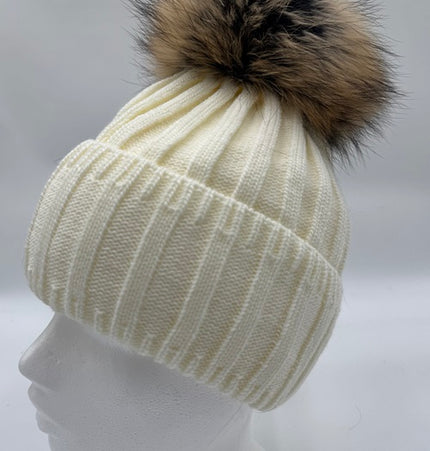 9 Farben! Strickmütze ANDREA hellgrau mit Bommel aus finnischem Waschbärfell.