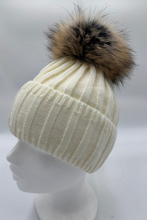 9 Farben! Strickmütze ANDREA hellgrau mit Bommel aus finnischem Waschbärfell.