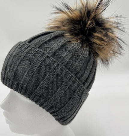 9 Farben! Strickmütze ANDREA hellgrau mit Bommel aus finnischem Waschbärfell.