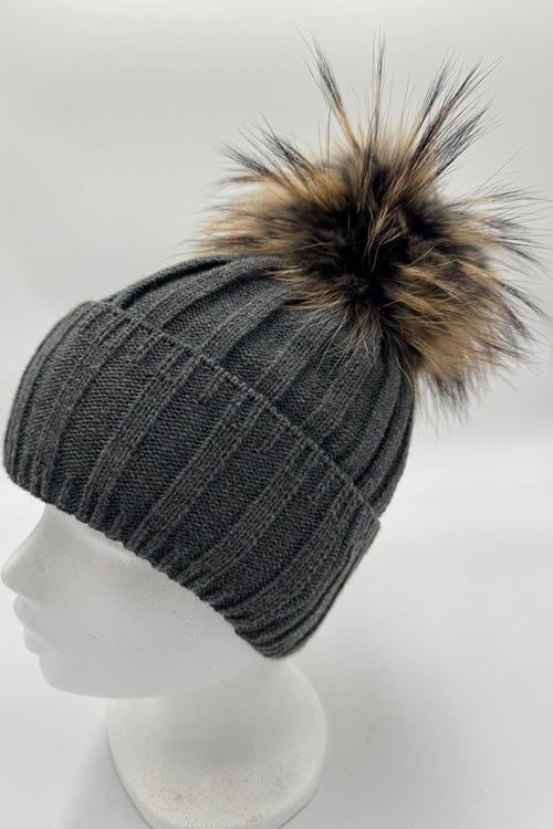 9 Farben! Strickmütze ANDREA hellgrau mit Bommel aus finnischem Waschbärfell.