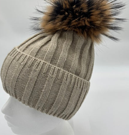 9 Farben! Strickmütze ANDREA hellgrau mit Bommel aus finnischem Waschbärfell.