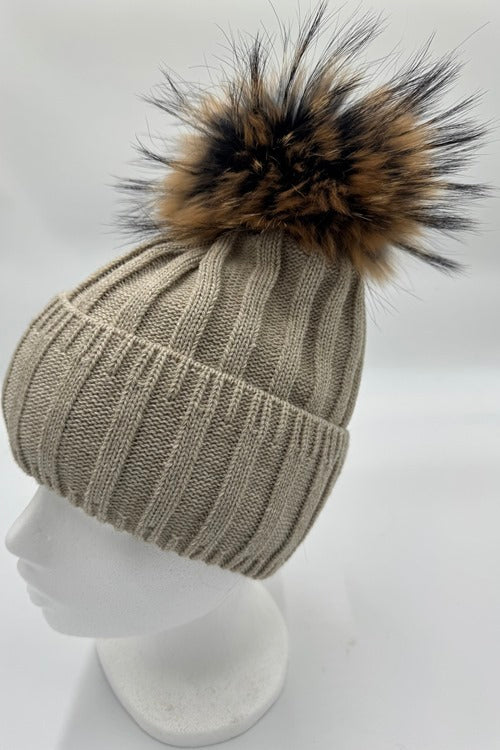 9 Farben! Strickmütze ANDREA hellgrau mit Bommel aus finnischem Waschbärfell.