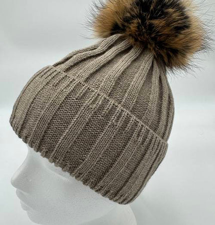 9 Farben! Strickmütze ANDREA hellgrau mit Bommel aus finnischem Waschbärfell.