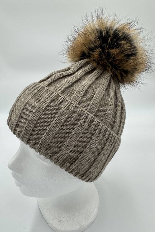 9 Farben! Strickmütze ANDREA hellgrau mit Bommel aus finnischem Waschbärfell.