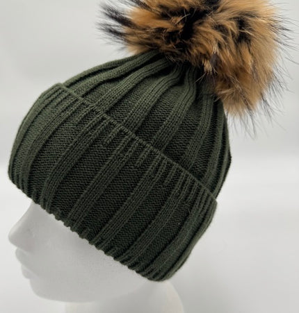 9 Farben! Strickmütze ANDREA hellgrau mit Bommel aus finnischem Waschbärfell.