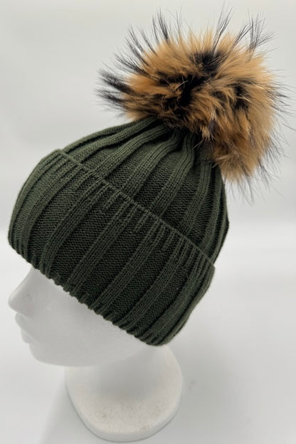 9 Farben! Strickmütze ANDREA hellgrau mit Bommel aus finnischem Waschbärfell.