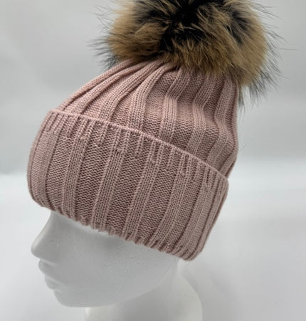 9 Farben! Strickmütze ANDREA hellgrau mit Bommel aus finnischem Waschbärfell.