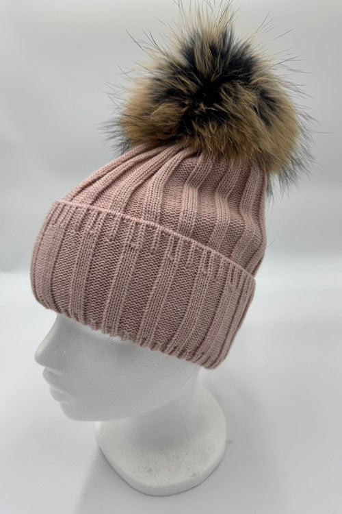 9 Farben! Strickmütze ANDREA hellgrau mit Bommel aus finnischem Waschbärfell.