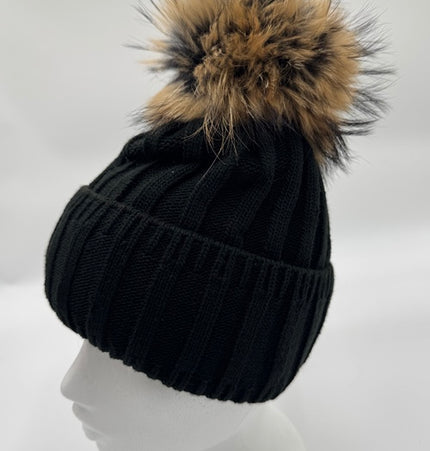 9 Farben! Strickmütze ANDREA hellgrau mit Bommel aus finnischem Waschbärfell.