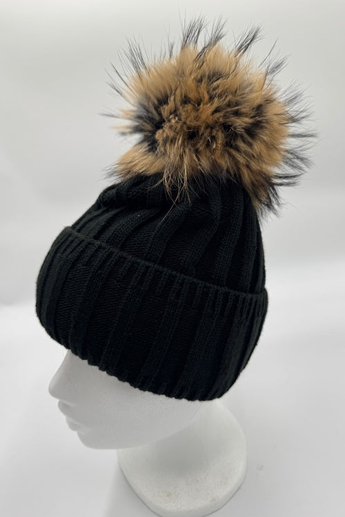 9 Farben! Strickmütze ANDREA hellgrau mit Bommel aus finnischem Waschbärfell.