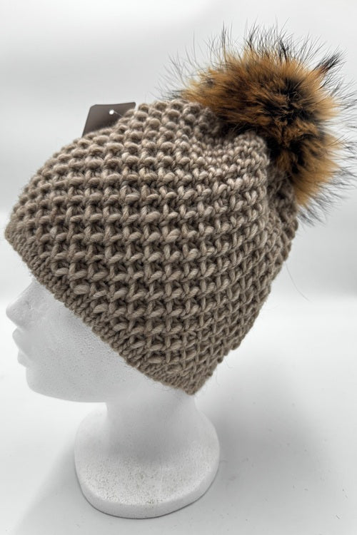 Schwarze Strickmütze IDA mit Bommel aus finnischem Waschbärfell.